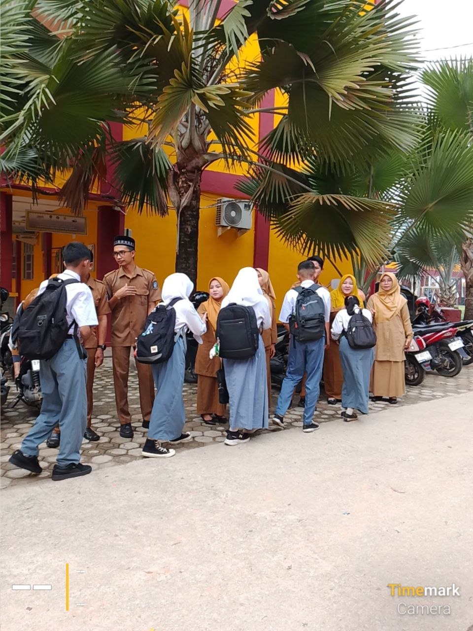 Bangun Karakter dan Etika Sejak Dini, SMKN 7 Batam Budayakan Pembiasaan Pagi Menyambut Siswa di Gerbang Sekolah