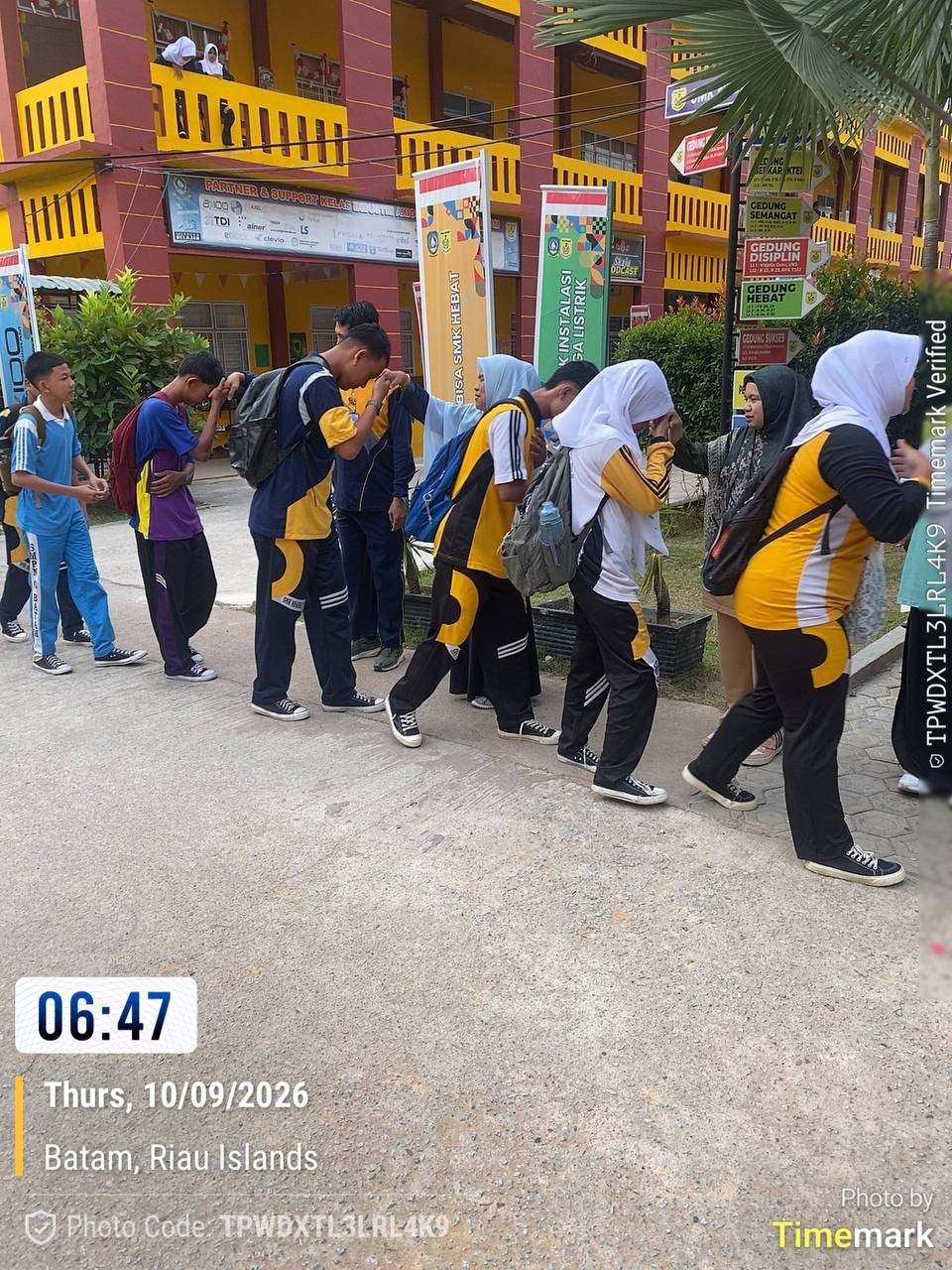 Budayakan 5S dan Karakter Positif, Guru SMKN 7 Batam Sambut Siswa Lewat Tradisi Bersalaman di Pagi Hari