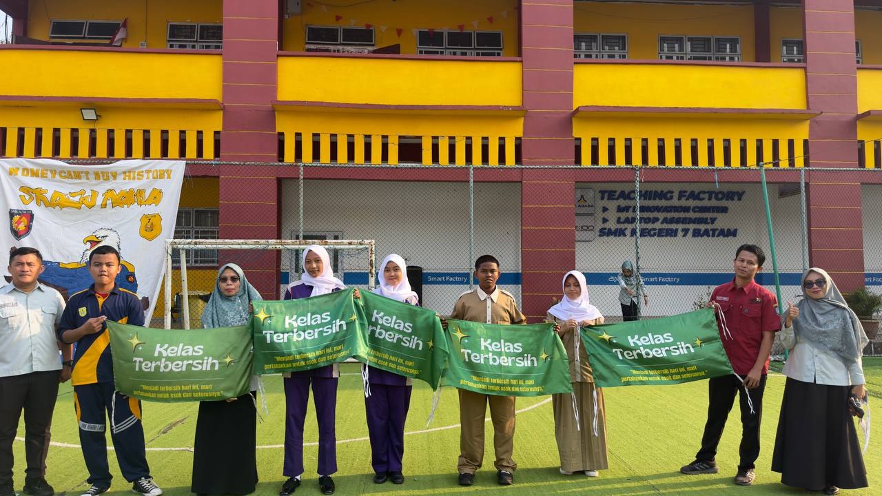 Ciptakan Budaya Cinta Lingkungan, SMKN 7 Batam Berikan Reward Bendera dan Sertifikat untuk Kelas Terbersih
