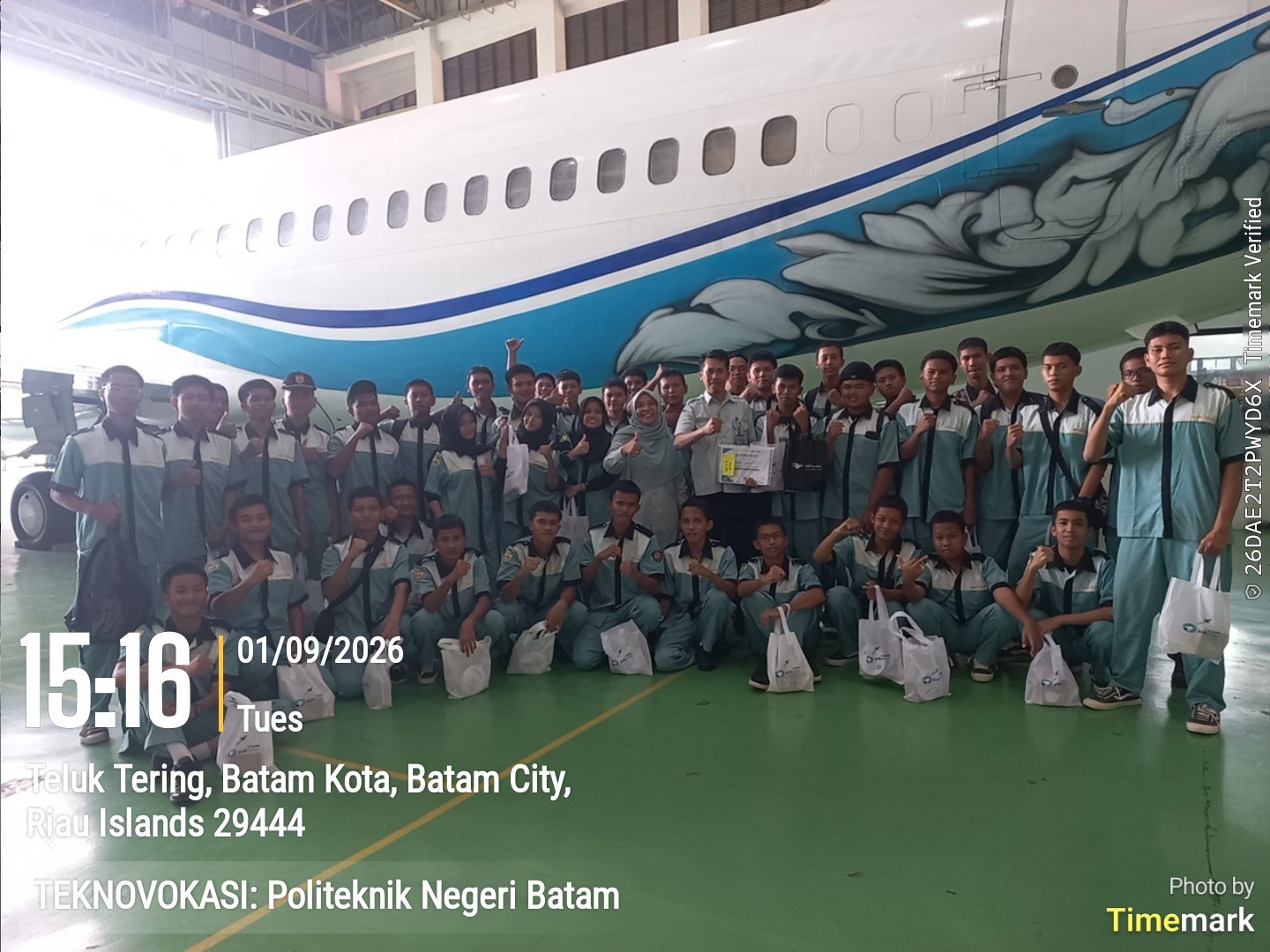 Eksplorasi Teknologi Aviasi, Siswa TITL SMKN 7 Batam Pelajari Komponen Pesawat di Hanggar Politeknik Negeri Batam