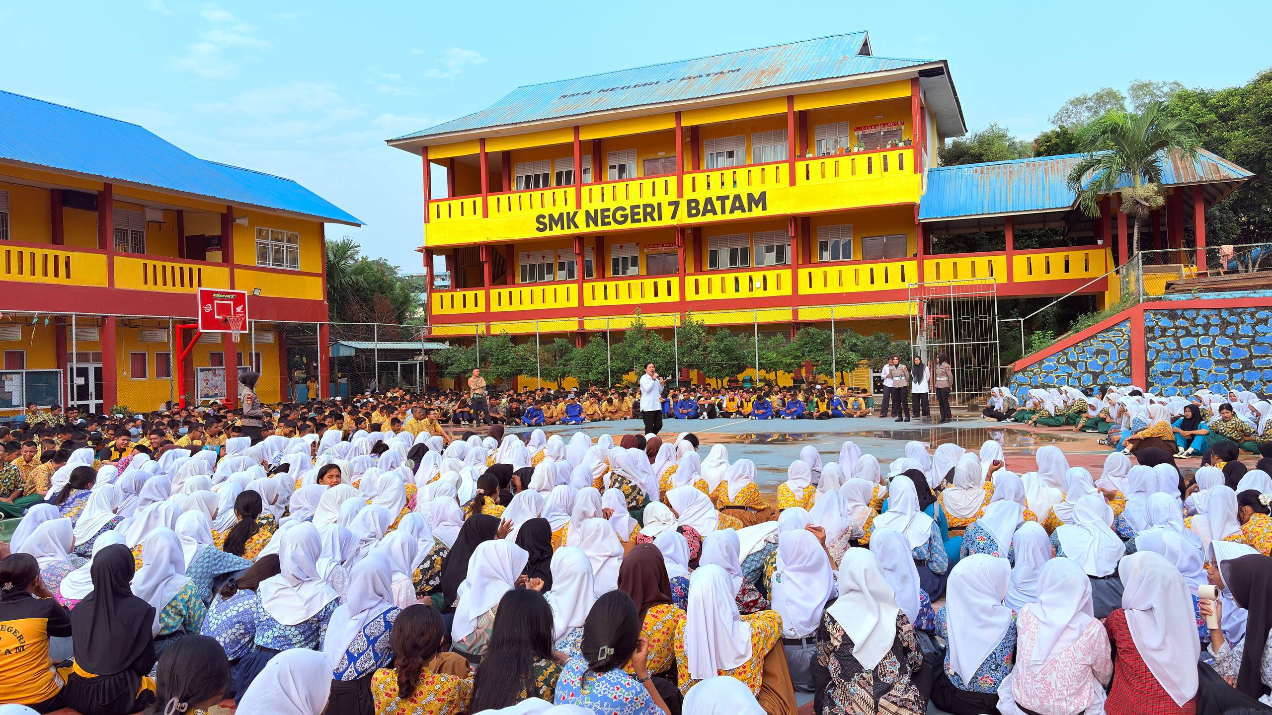 Edukasi Bijak Berteknologi, Polwan Polda Kepri Sosialisasikan Pengaruh Gadget di SMKN 7 Batam
