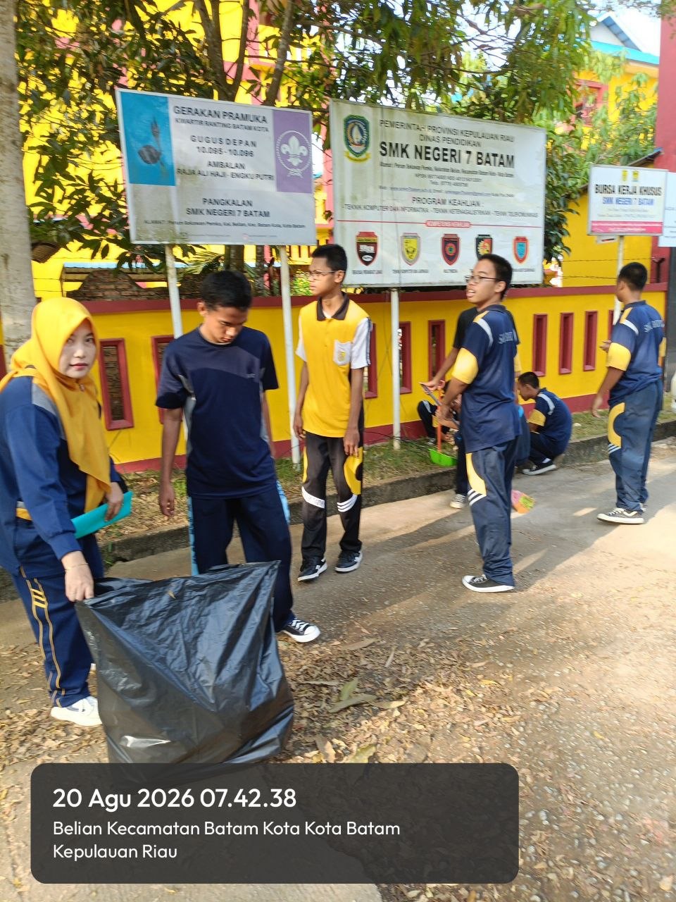 Wujudkan Lingkungan Belajar yang Asri dan Sehat, Warga SMKN 7 Batam Gelar Aksi Gotong Royong Bersama