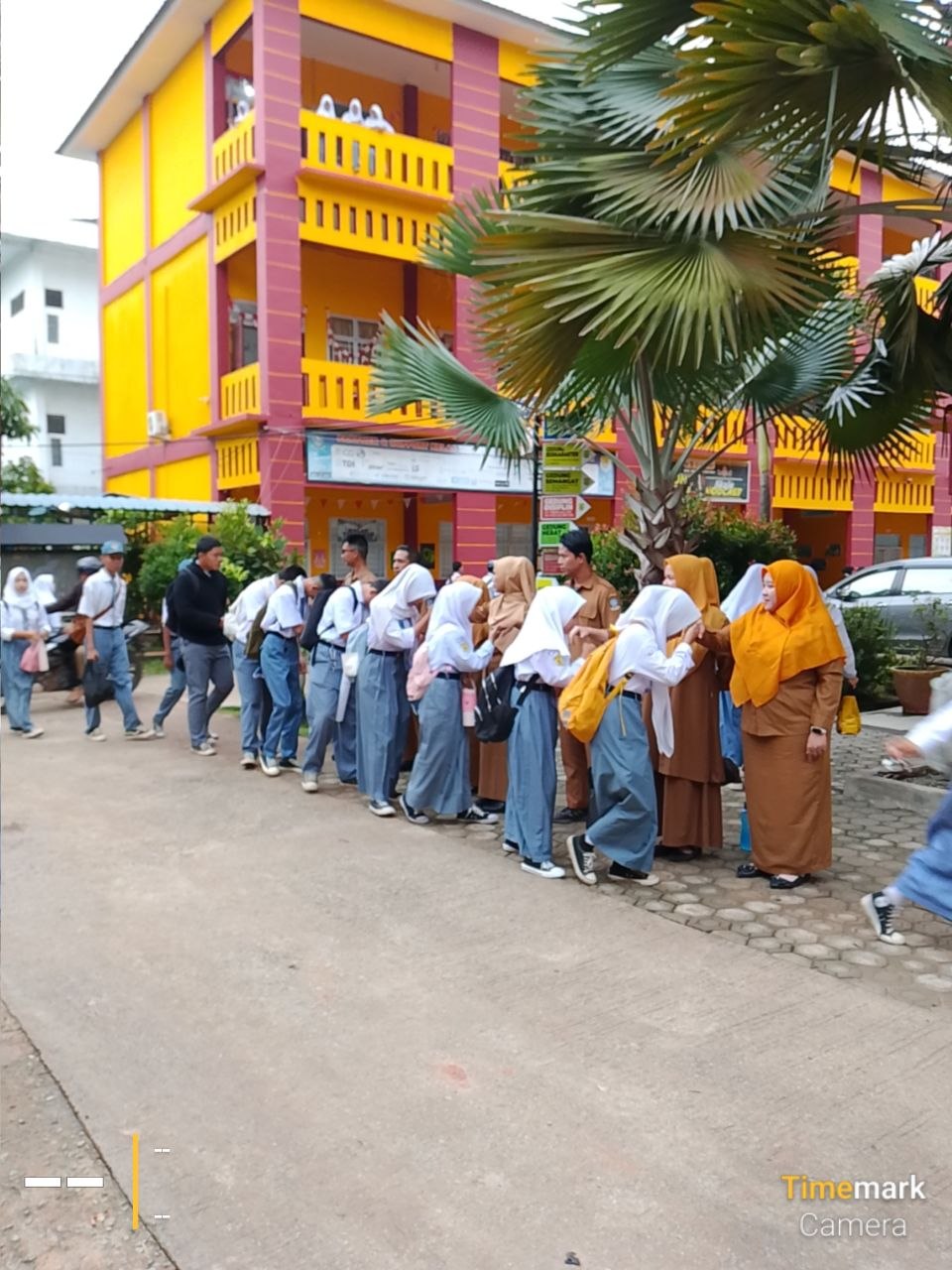 Tumbuhkan Karakter dan Budaya 5S, Guru SMKN 7 Batam Rutin Sambut Kedatangan Siswa Setiap Pagi