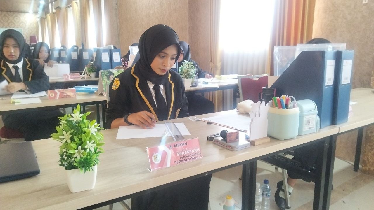 Uji Kompetensi Keahlian, Siswa Jurusan Manajemen Perkantoran SMKN 7 Batam Diuji Langsung oleh Ikatan Sekretaris Indonesia