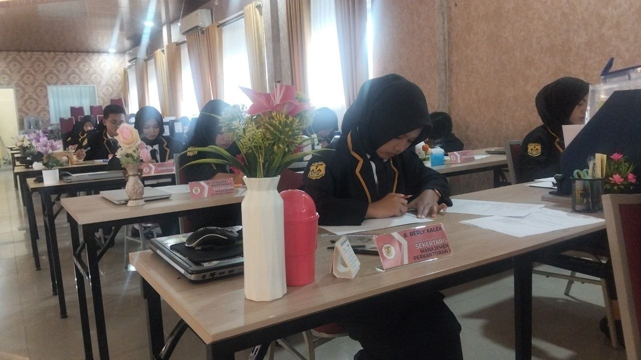 Uji Kompetensi Keahlian, Siswa Jurusan Manajemen Perkantoran SMKN 7 Batam Diuji Langsung oleh Ikatan Sekretaris Indonesia