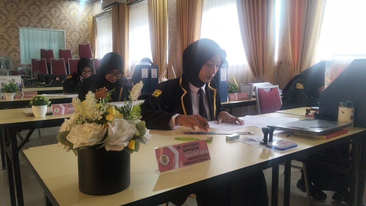 Uji Kompetensi Keahlian, Siswa Jurusan Manajemen Perkantoran SMKN 7 Batam Diuji Langsung oleh Ikatan Sekretaris Indonesia