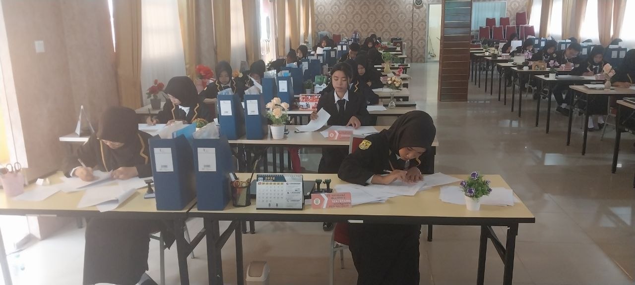 Uji Kompetensi Keahlian, Siswa Jurusan Manajemen Perkantoran SMKN 7 Batam Diuji Langsung oleh Ikatan Sekretaris Indonesia