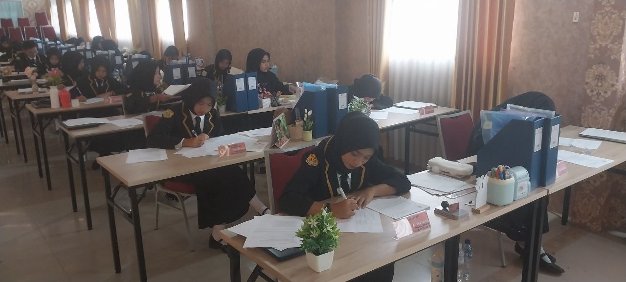 Uji Kompetensi Keahlian, Siswa Jurusan Manajemen Perkantoran SMKN 7 Batam Diuji Langsung oleh Ikatan Sekretaris Indonesia